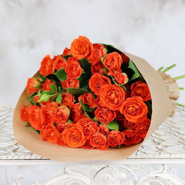 15 оранжевых кустовых роз в крафте